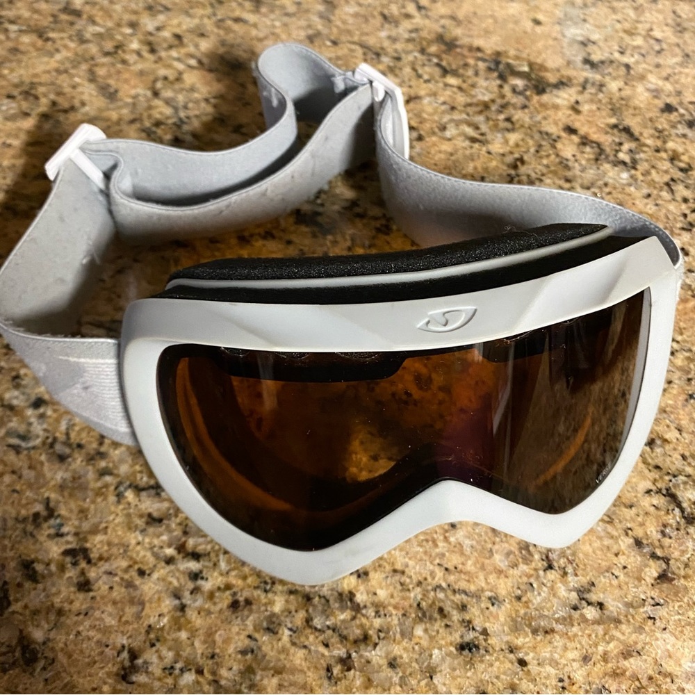 SNOW SPORTS GOGGLES